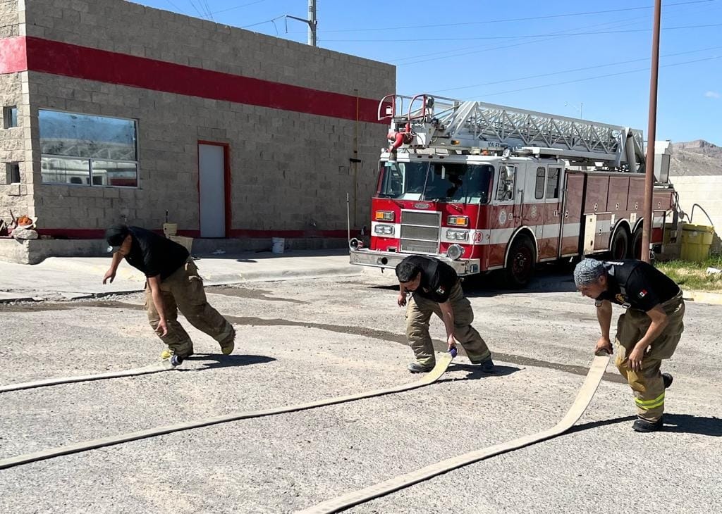Capacitan a Bomberos en equipos de respiración, manejo y uso de mangueras