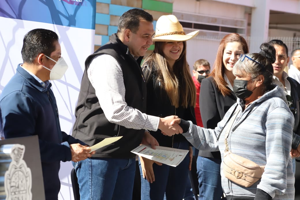 Reciben familias del poniente certidumbre de propiedad de su vivienda