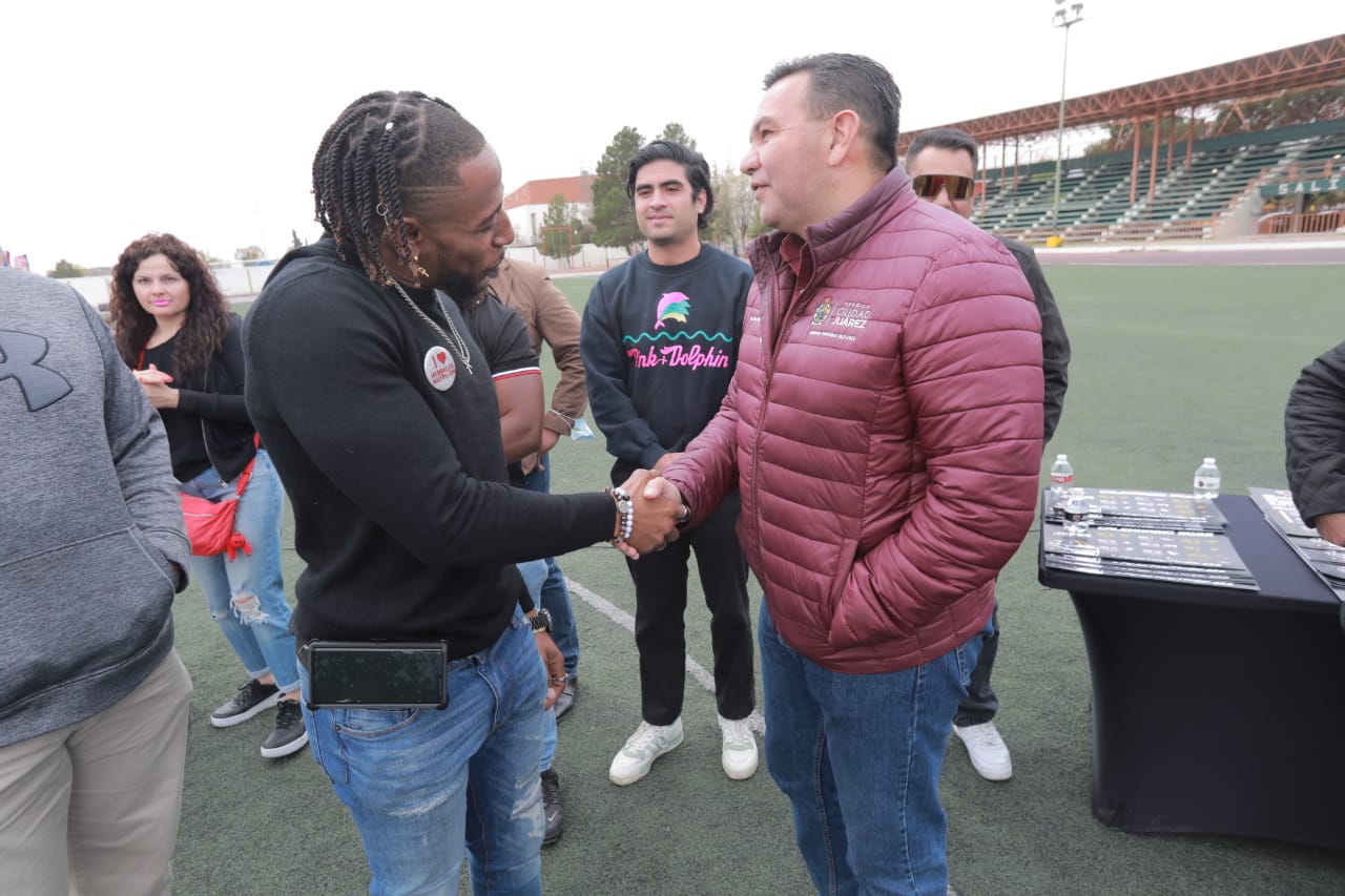 Cruz Pérez Cuéllar, asiste a presentación del equipo “Jefes” de futbol americano
