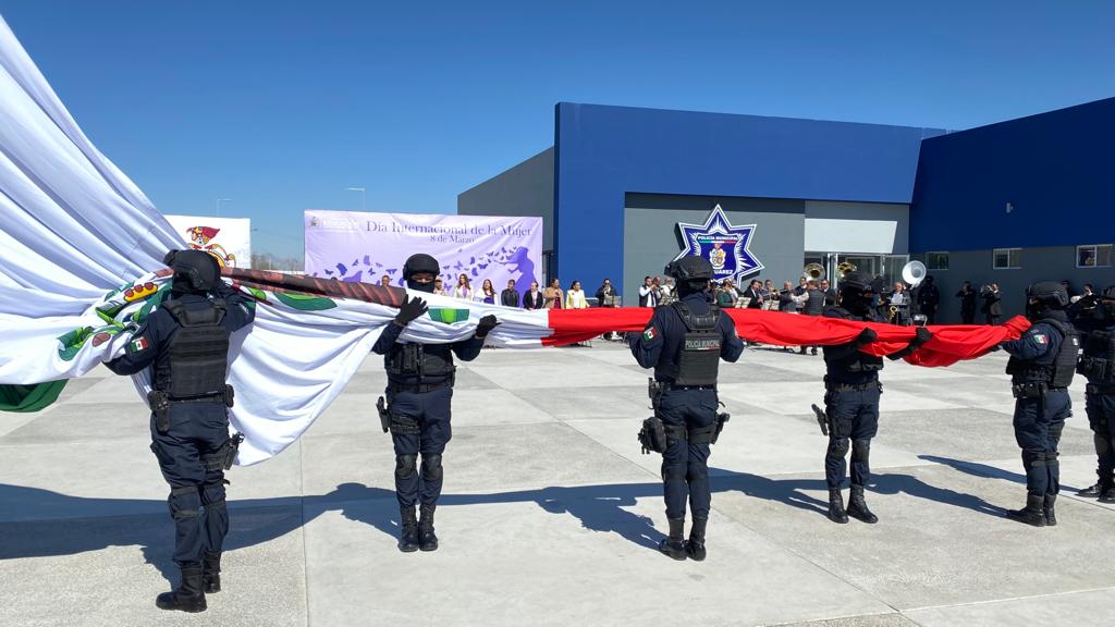Izan bandera en conmemoración al Día Internacional de la Mujer  