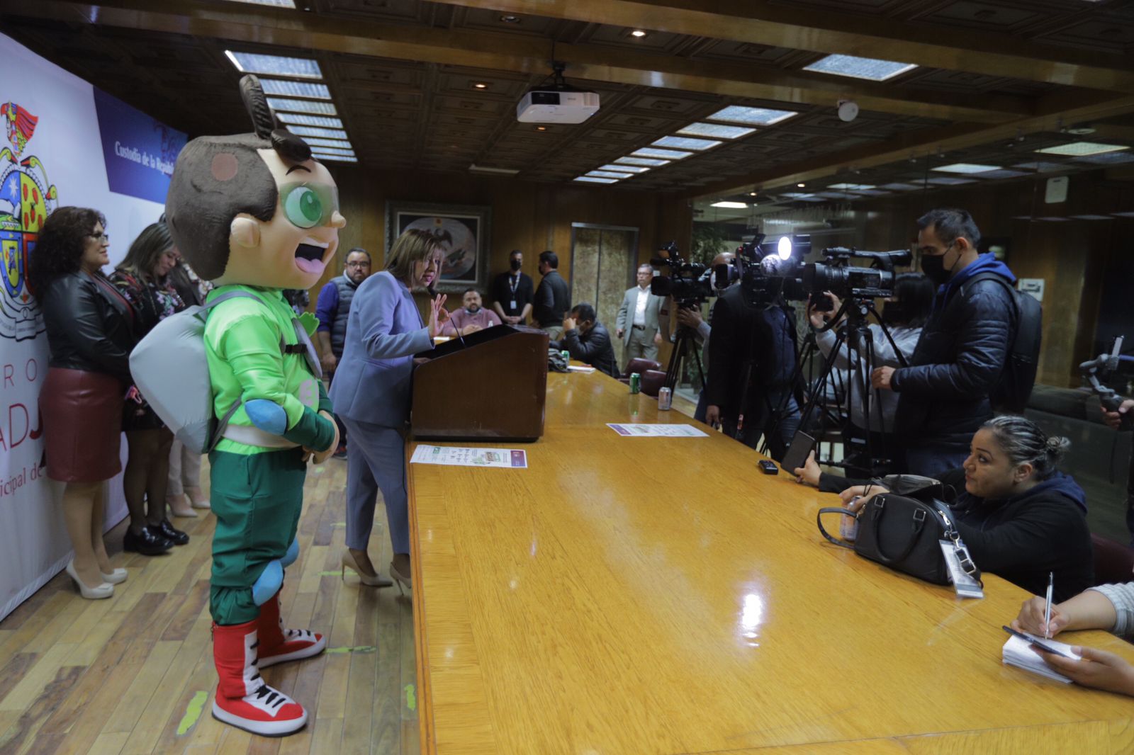 Presentan oficialmente a ECO y Rolando los superhéroes ecológicos 