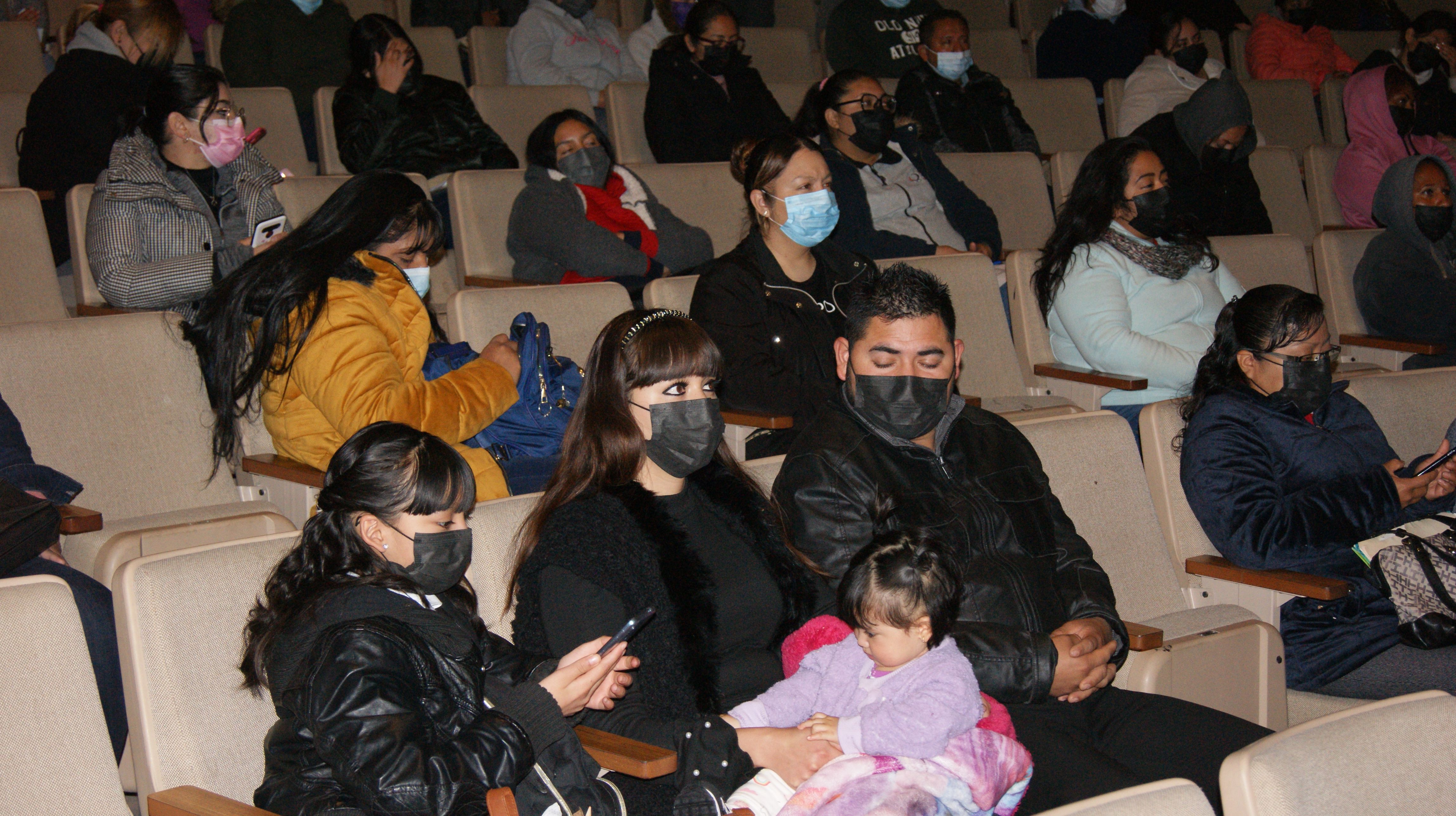 Entrega Educación Municipal becas a estudiantes