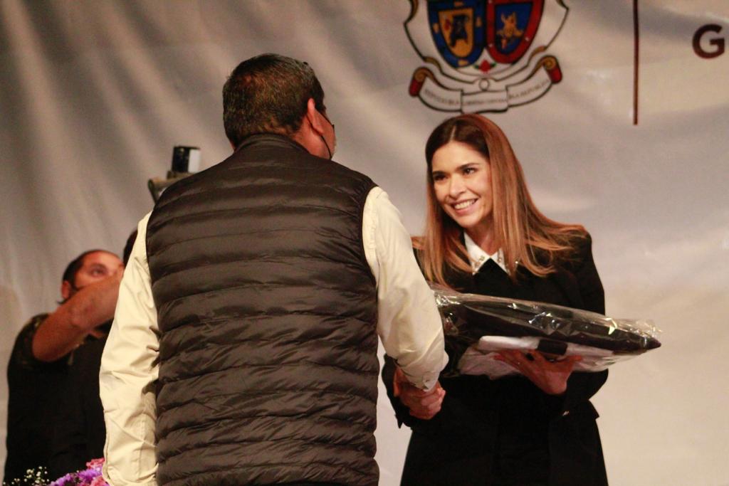 Recibe uniformes Banda Municipal