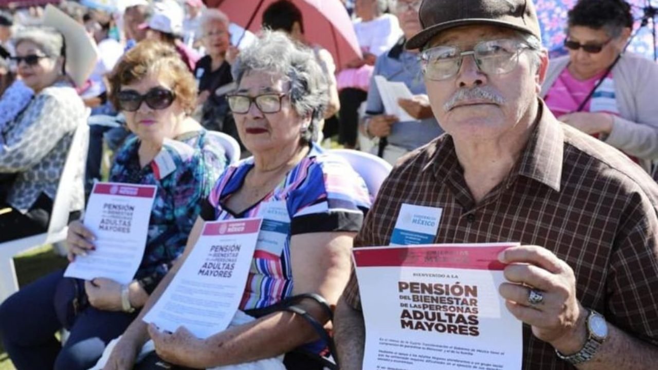 Dispersa Bienestar recursos de pensiones a usuarios de tarjeta