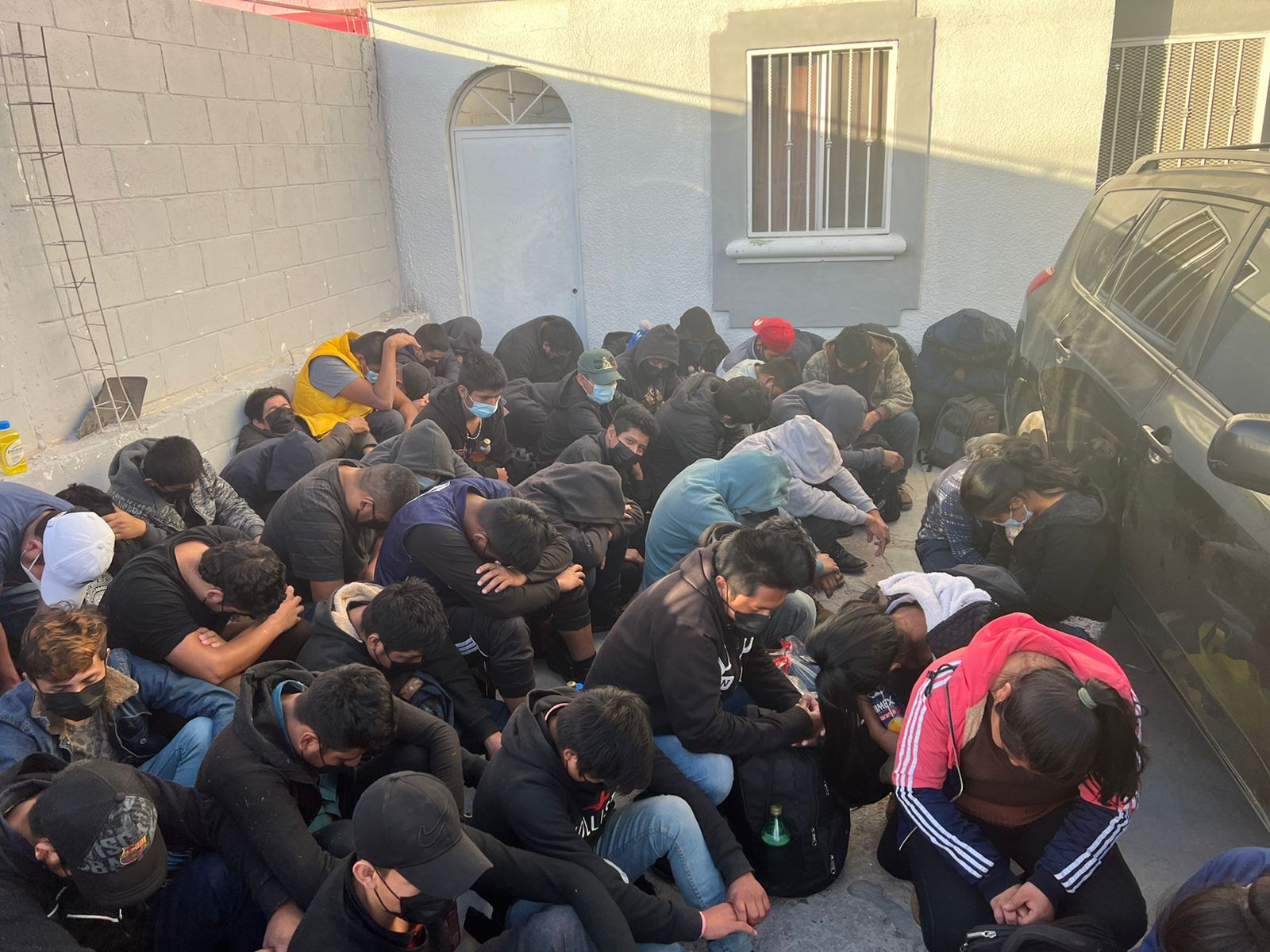 Rescatan a 53 migrantes que se encontraban encerrados en una vivienda de la colonia Villa Colonial