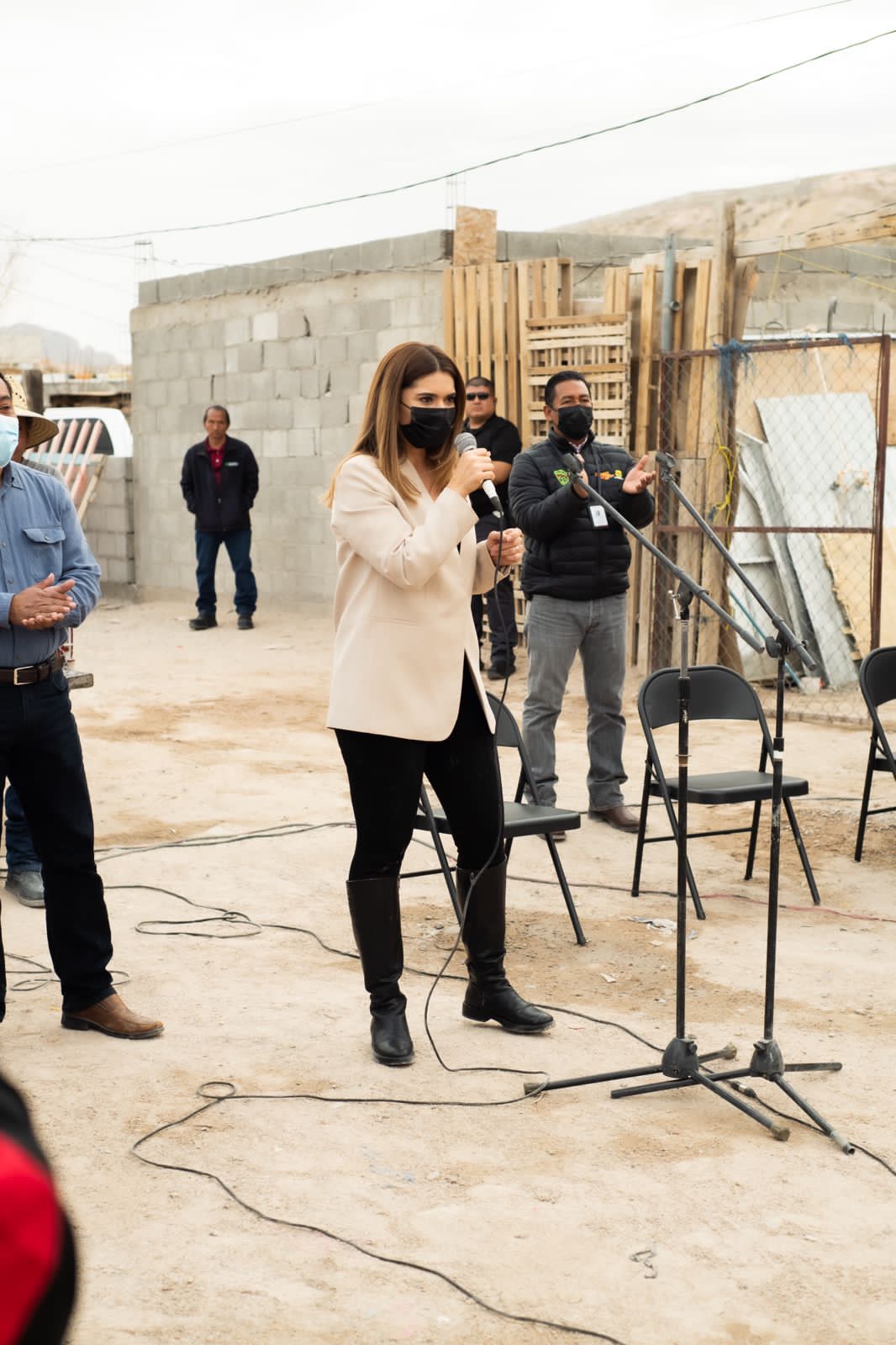 Visita presidenta del DIF Municipal a colonos de la Ampliación Juanita Luna