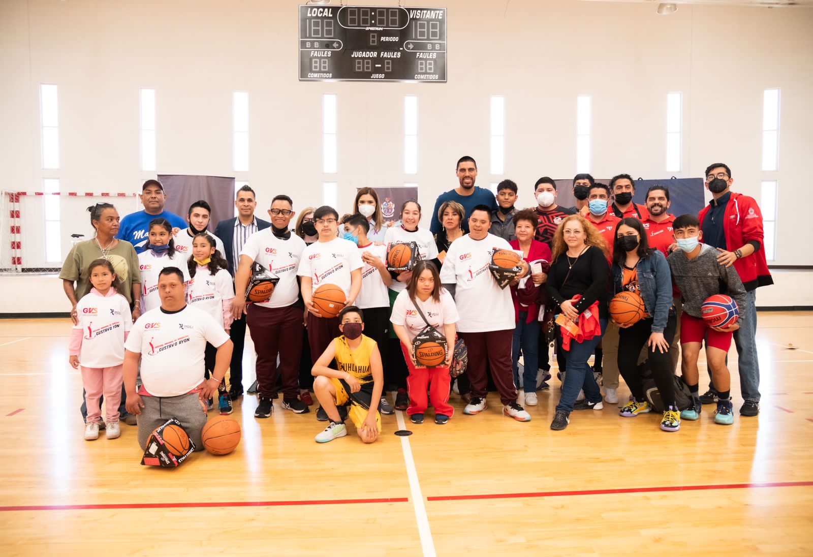 Rubí Enríquez, y el basquetbolista Gustavo Ayón firman autógrafos a jóvenes con discapacidad