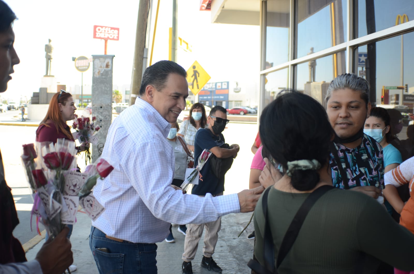 Alejandro Pérez Cuéllar se sumo a la actividad del alcalde en la entrega de Flores