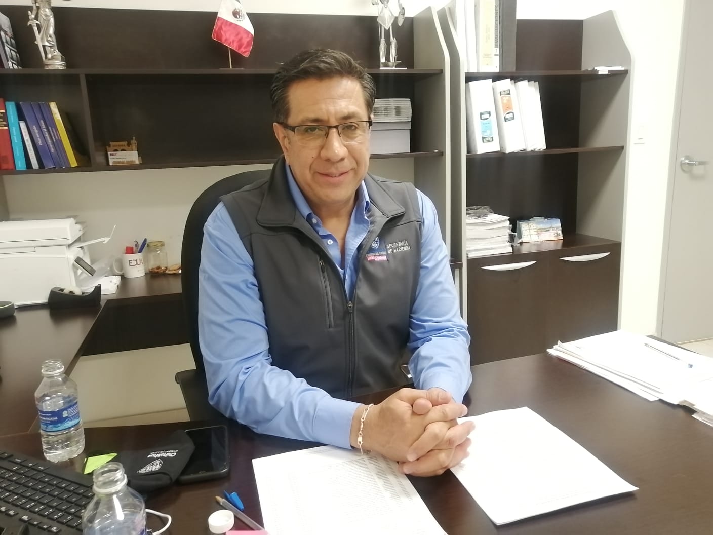 Contribuyentes inician fila desde la madrugada para el canje de placas