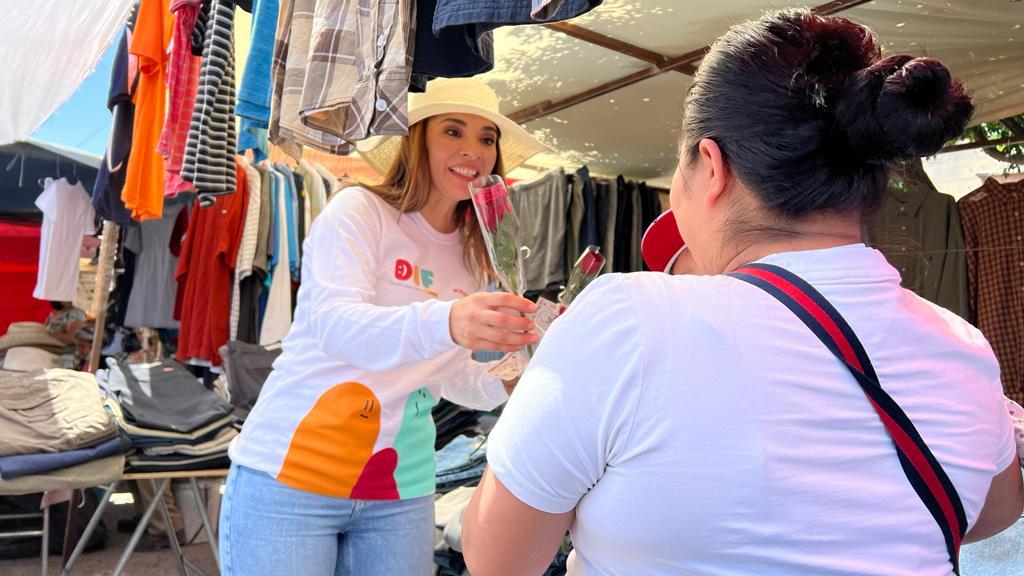 Rubí Enríquez entrega rosas rojas y un mensaje de admiración a las madres juarenses