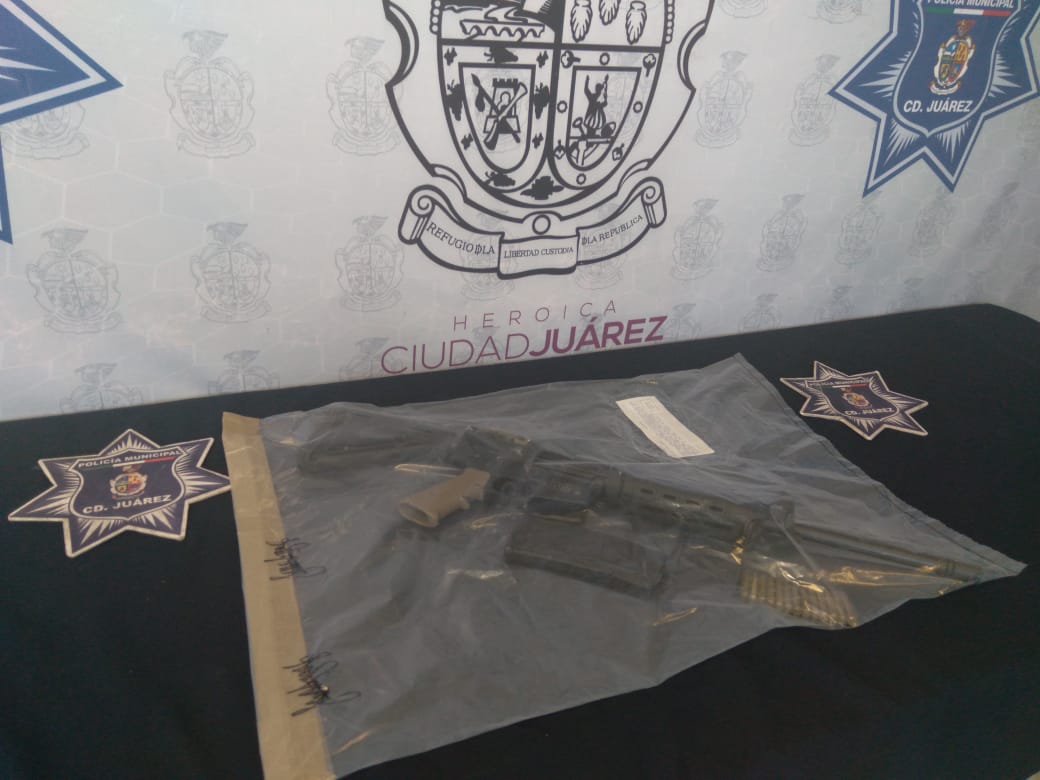 Policías municipales aseguran arma larga abandonada en la vía pública