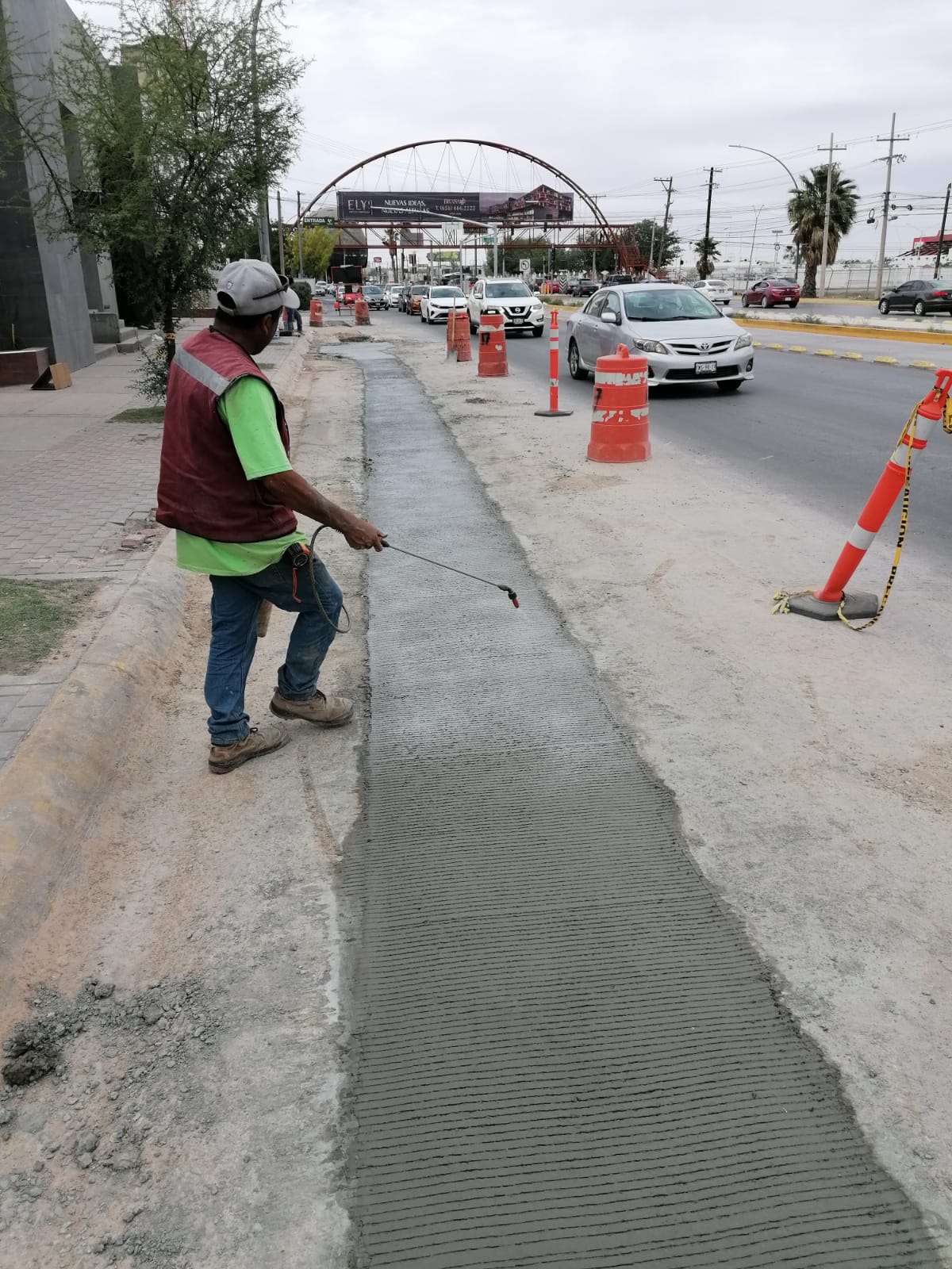 JMAS Juárez realiza bacheo en Paseo Triunfo de la República