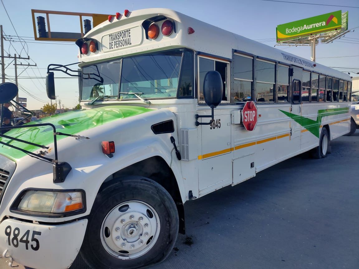 Roba camión de transporte especial y al huir choca a patrulla
