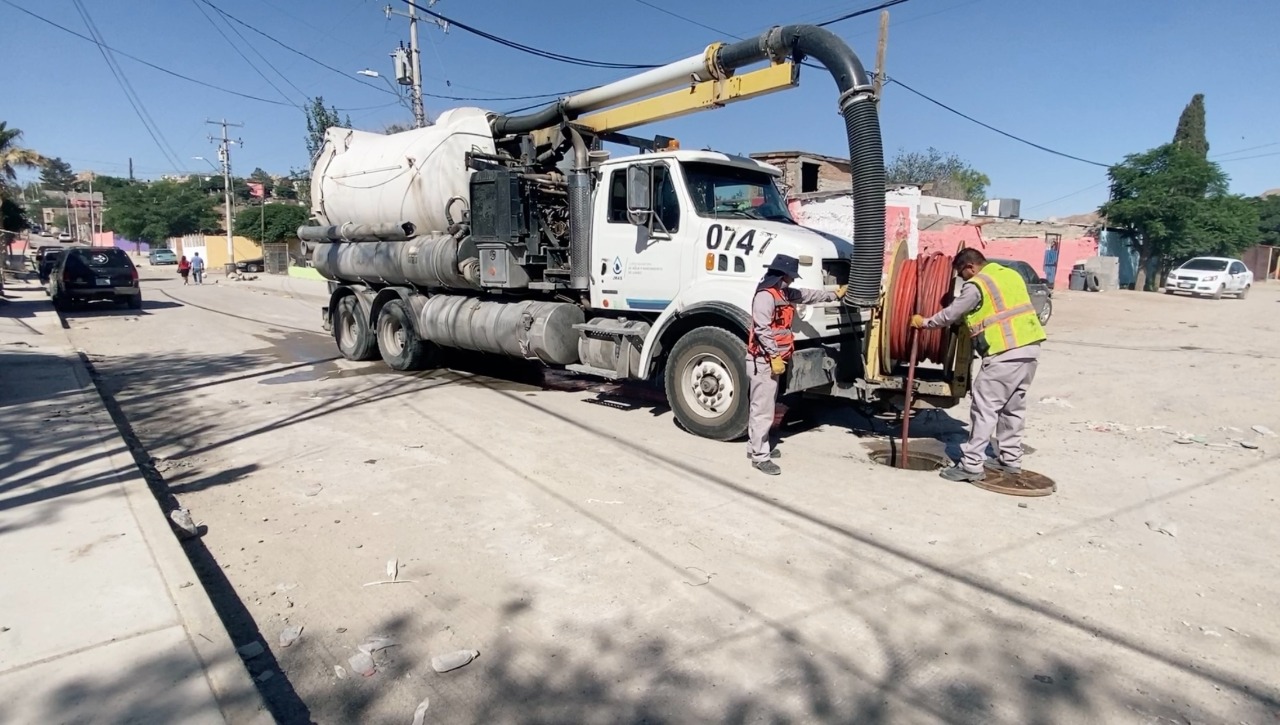 JMAS Juárez da mantenimiento de alcantarillado en la colonia Sara Lugo