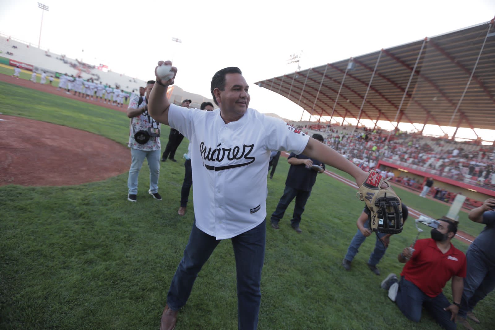 Con lanzamiento de la primera bola, alcalde inaugura la temporada estatal de beisbol en Juárez