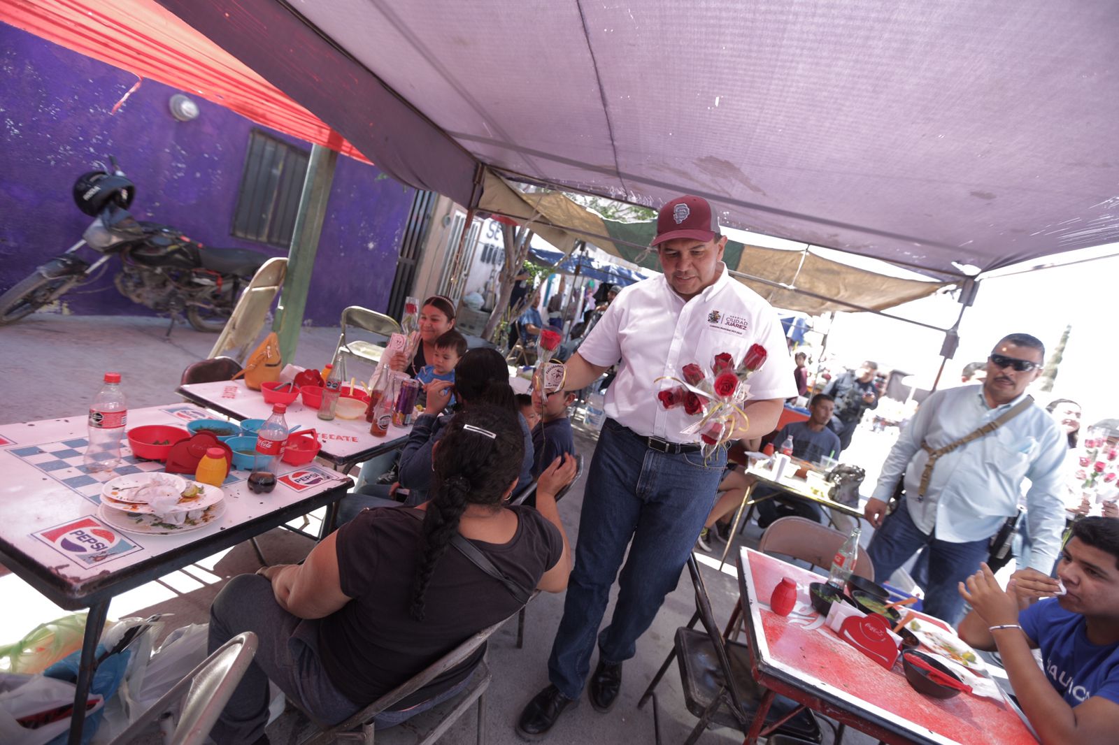 También madres del norponiente recibieron del alcalde flores y repostería