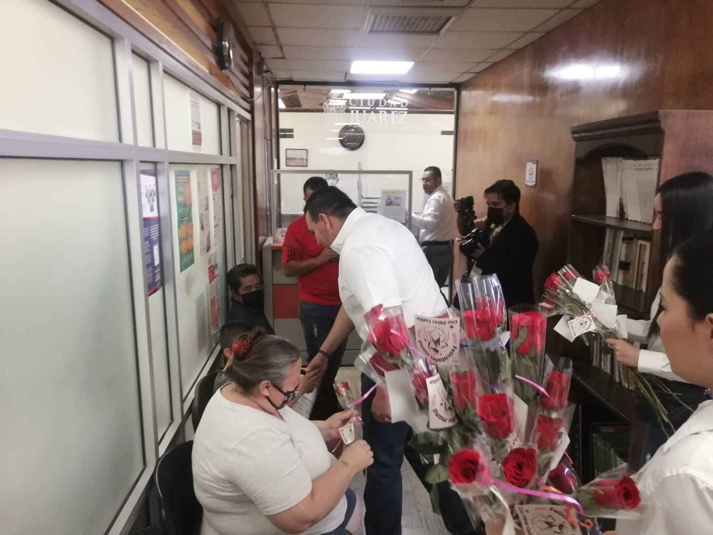 Repartió alcalde 20 mil rosas a madres juarenses