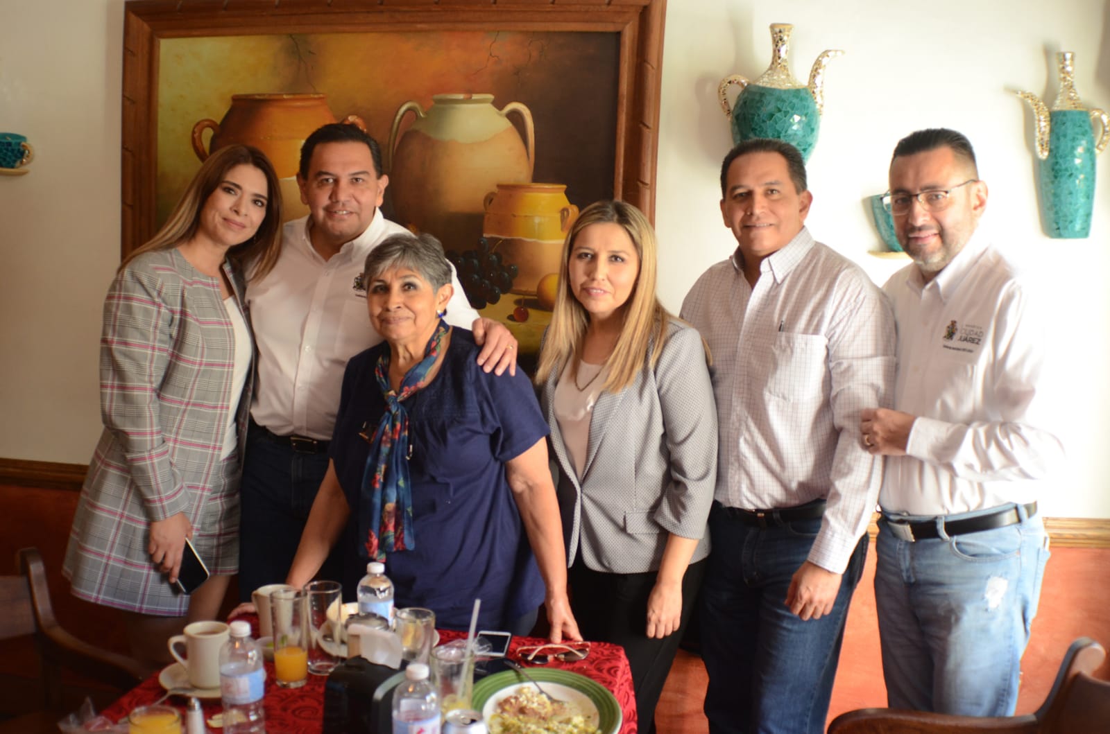 Por el Día de las Madres festeja Presidente Municipal a su mamá y a su esposa