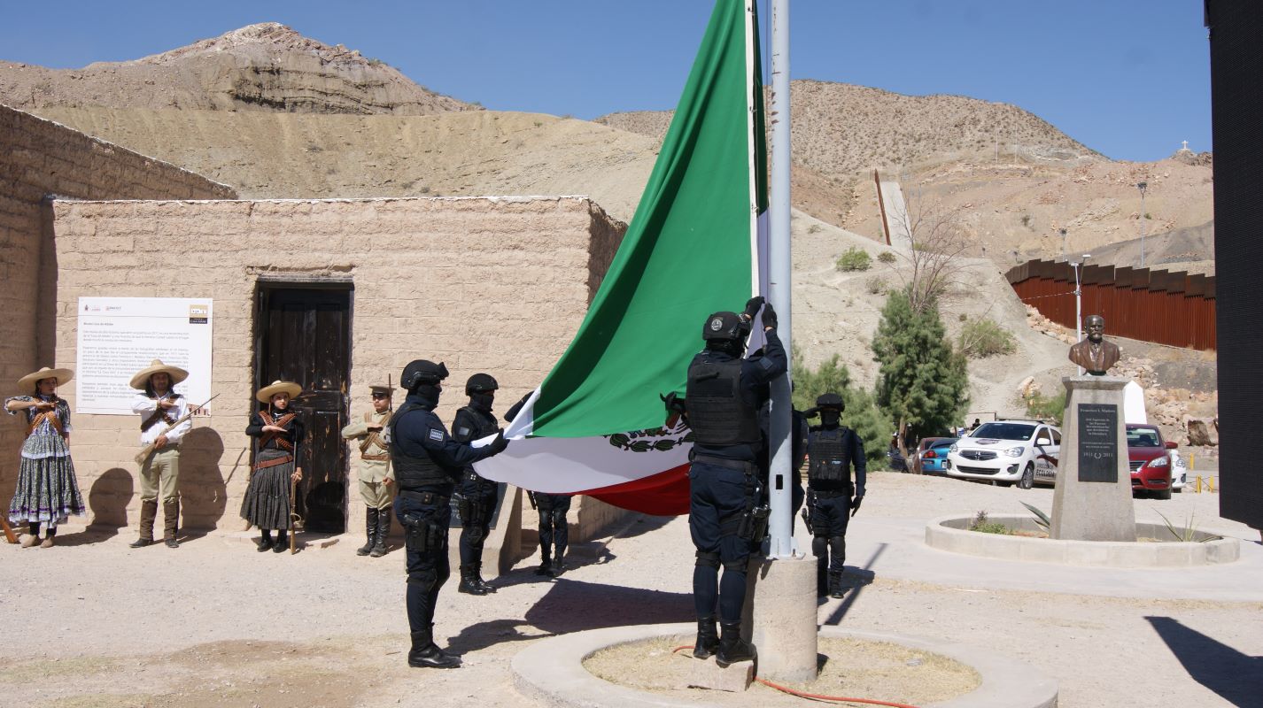 Con izamiento de bandera en Museo Casa de Adobe conmemora Gobierno Municipal el 111 aniversario de la toma de Ciudad Juárez