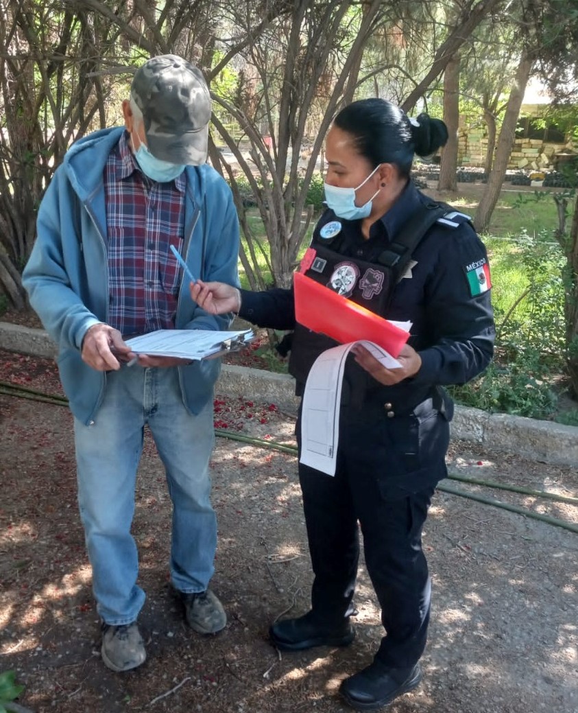 Entrega Policía Comunitaria árboles a Consejo del Adulto Mayor