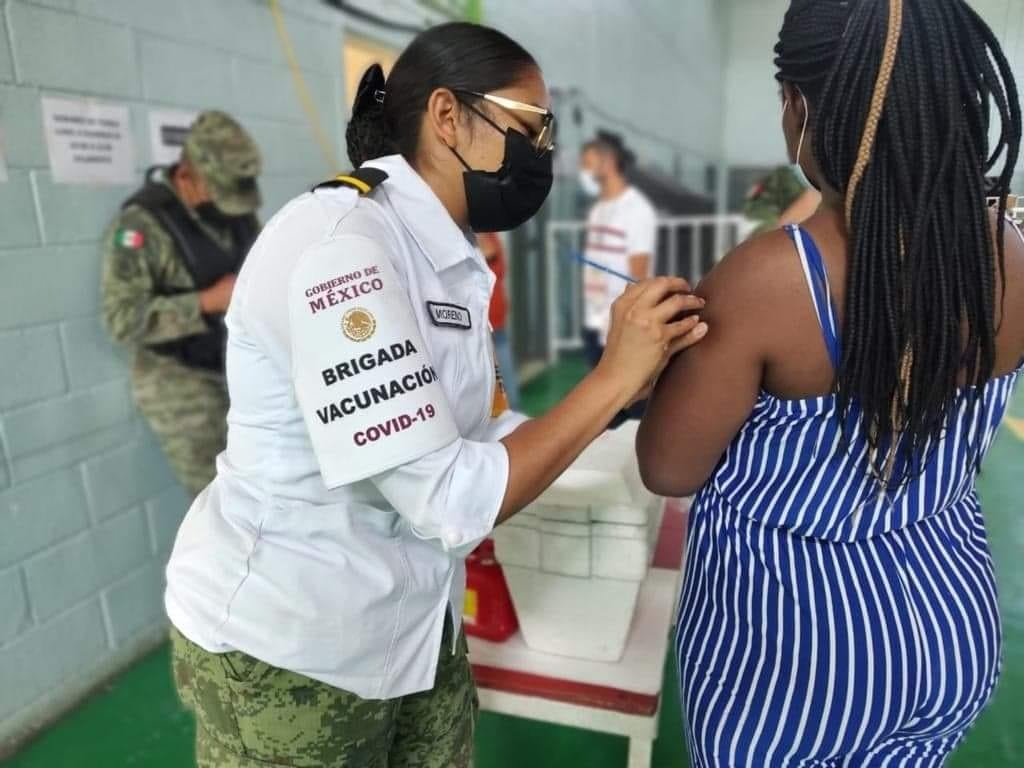 Migrantes del albergue, reciben dosis de vacuna contra COVID