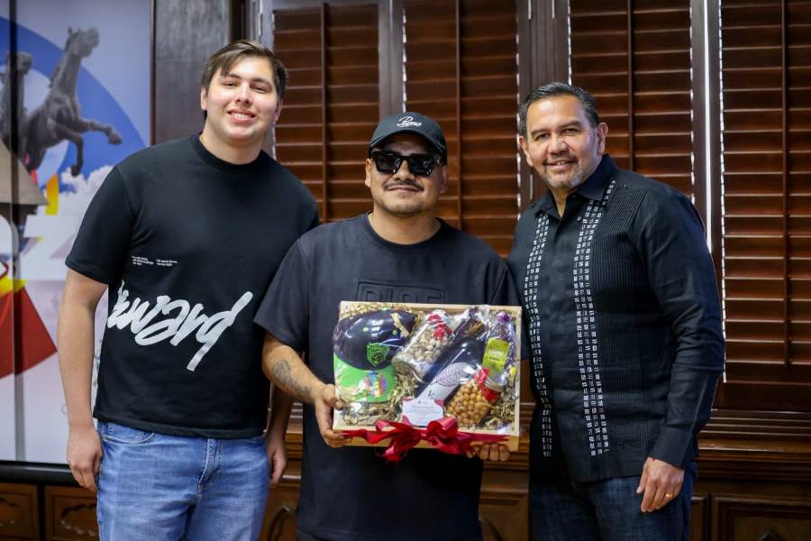 Aczino se reúne con alcalde previo a evento internacional de freestyle