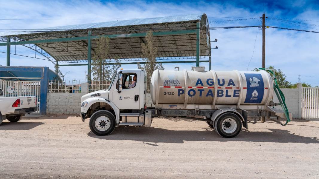 JMAS suministra agua potable a escuelas de los kilómetros en Juárez