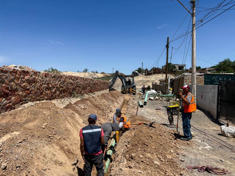 Instalan red de agua y drenaje en colonia Morelos