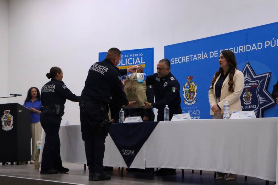 Reconocen a policías municipales por desempeño y trayectoria