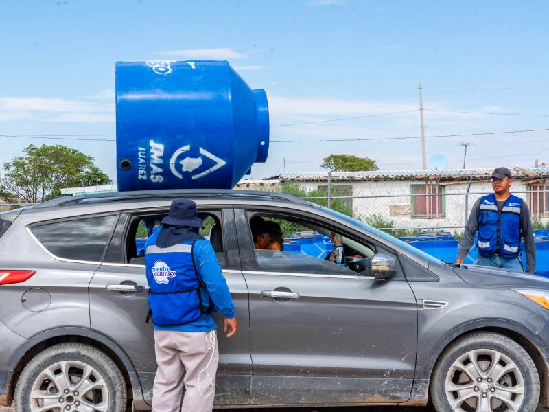 JMAS entrega 300 tinacos a familias de Los Kilómetros