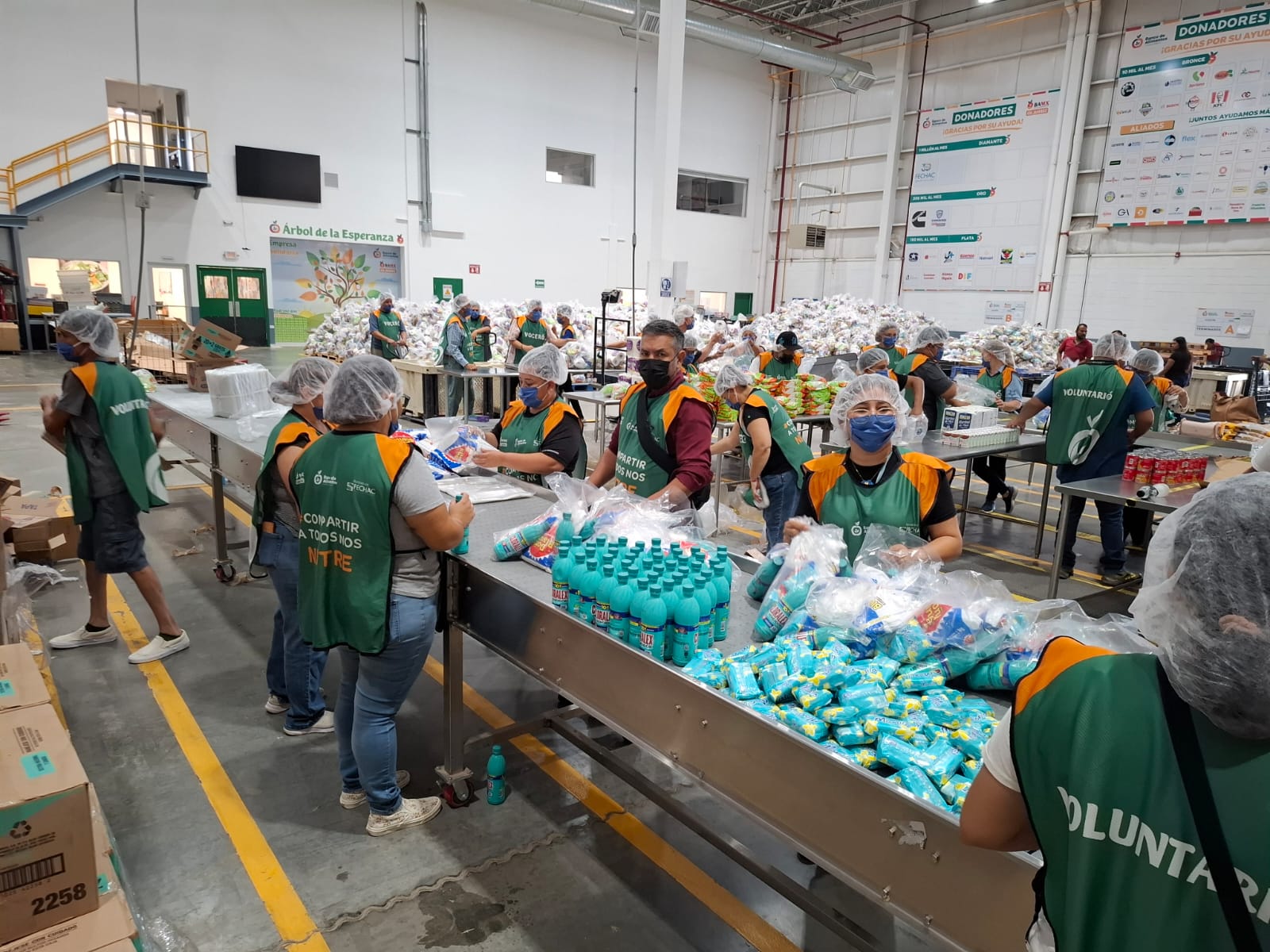 Conmutan infracciones con trabajo comunitario; preparan más de 500 despensas