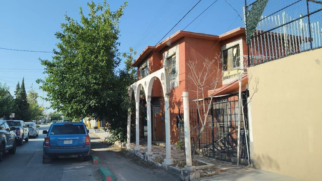 Retiran estructura inestable que representaba riesgo para peatones en la calle Costa Rica