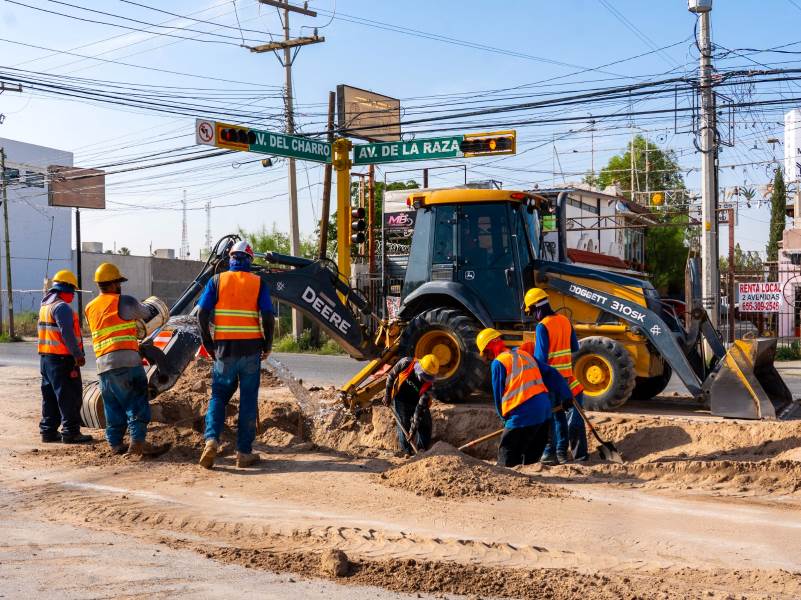 JMAS realiza bacheo tras reparación de hundimiento en avenida De la Raza
