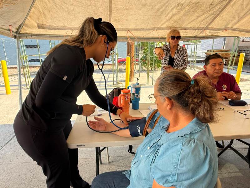 Llevan servicios de salud a adultos mayores en parroquia San Francisco de Asís