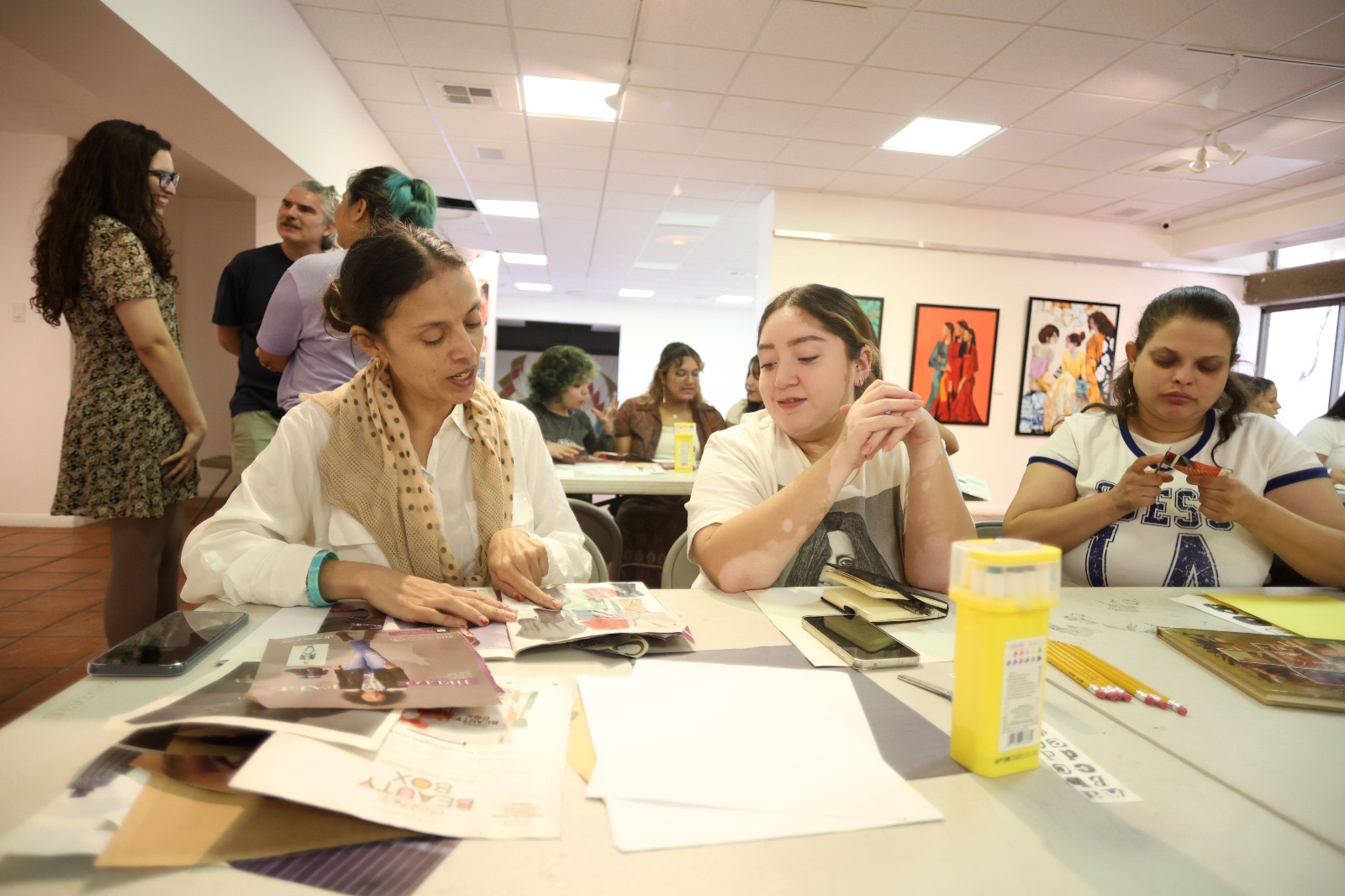Realizan taller de collage en el IPACULT con el artista Juan Pablo Chipe.