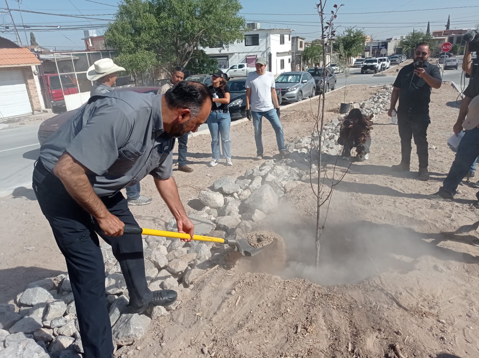 Entregan obras de pavimentación y parque en la colonia Universidad.