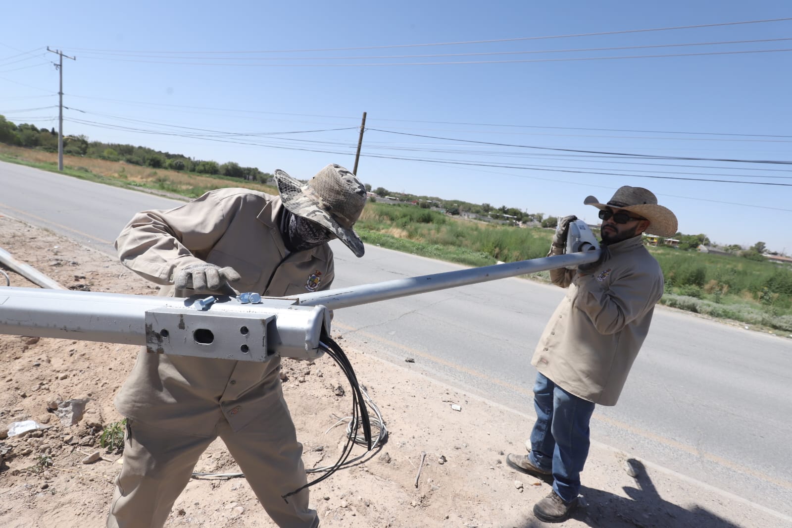 Rehabilitan sistema de alumbrado en la Carretera Juárez-Porvenir.