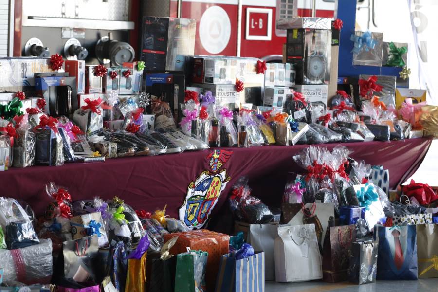 Comerciantes entregan mil 600 regalos a Bomberos por su día