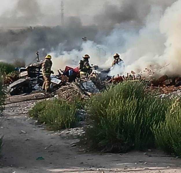Incendio destruye vivienda y deja a dos personas con quemaduras