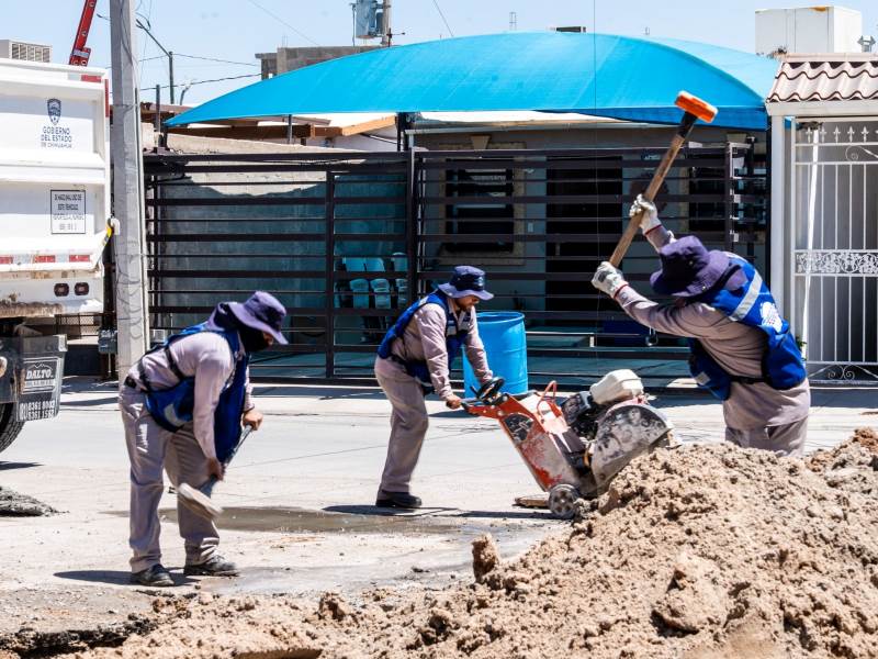 JMAS sustituye tubería de drenaje tras hundimientos en Jardines del Aeropuerto