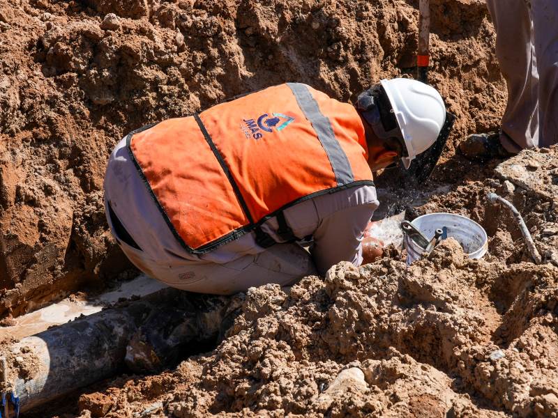 JMAS reemplaza tramo de tubería tras fuga en Salvárcar