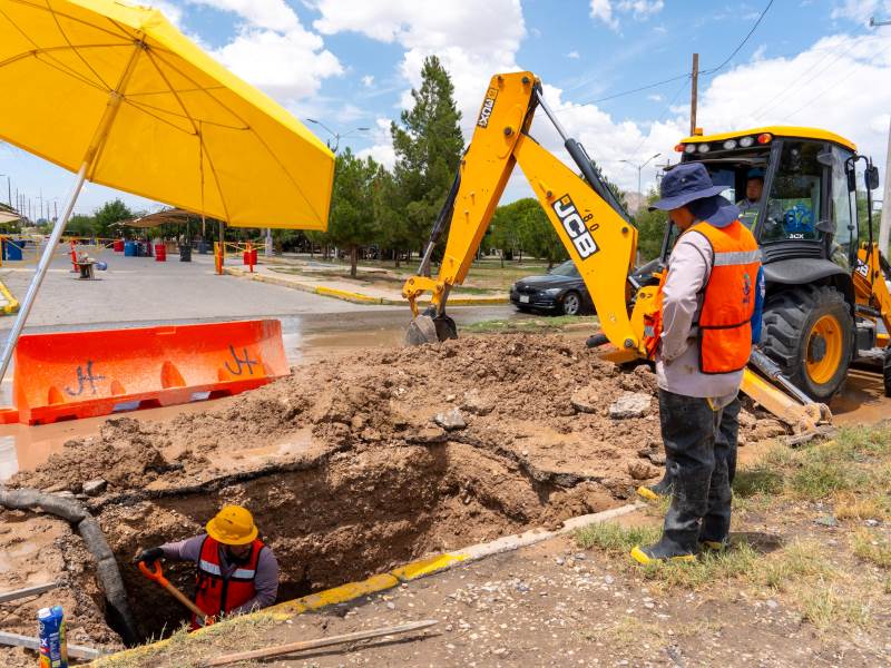 JMAS repara fuga de agua potable en avenida Del Charro
