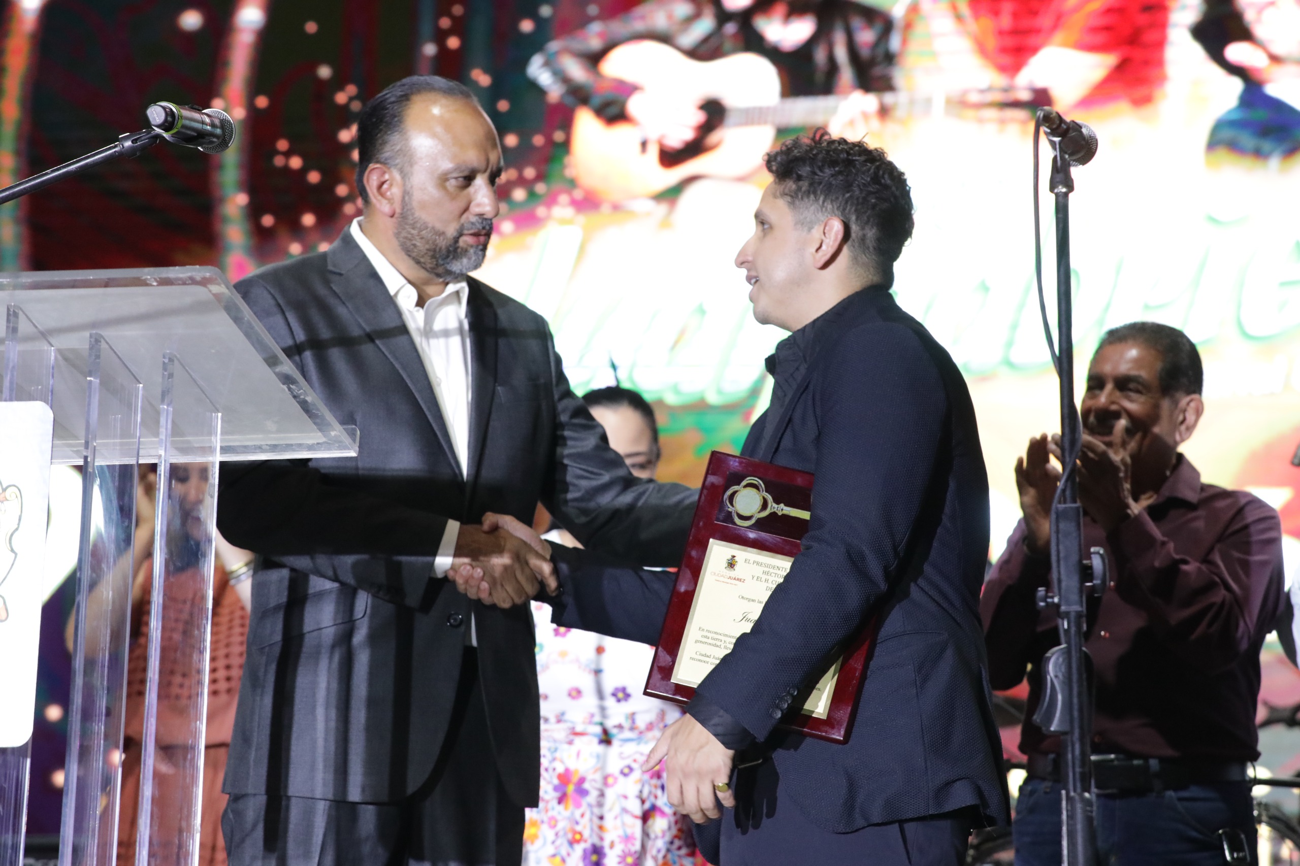 Entregan Llaves de la Ciudad a Juan Gabriel por su aportación a la historia juarense.