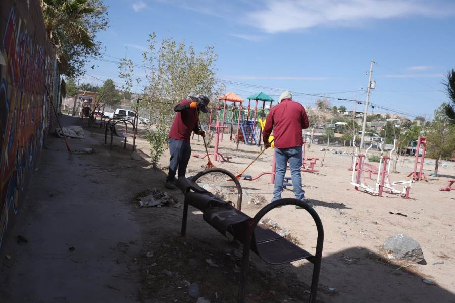 Parques y Jardines realiza mantenimiento en plaza de la colonia Anapra
