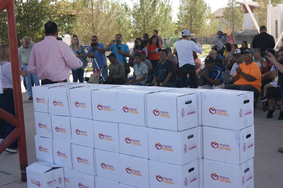 Entrega Ortiz Orpinel despensas y apoyos a familias del Valle de Juárez