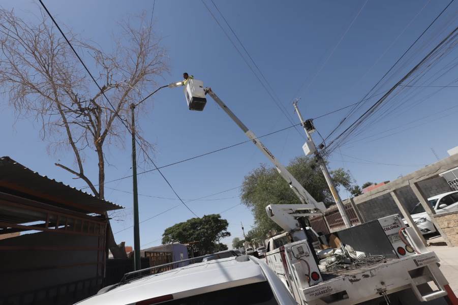 Rehabilitan alumbrado público en Parajes del Sur con 50 luminarias LED