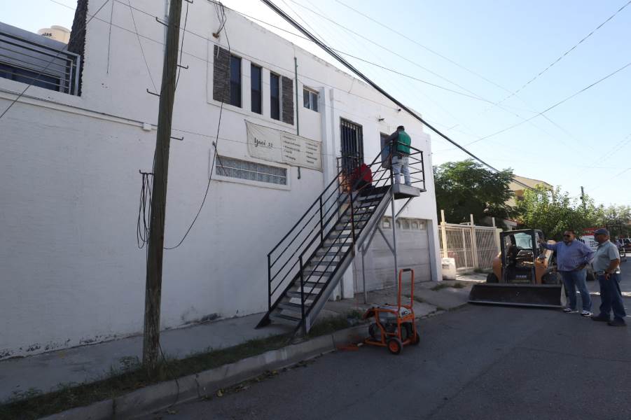 Retiran escalera instalada sobre banqueta en Pradera Dorada