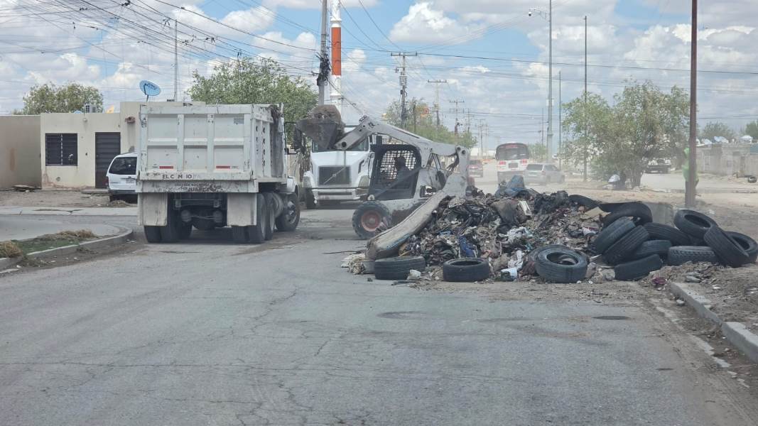 Retiran escombro y llantas de tiradero irregular en Parajes de San José