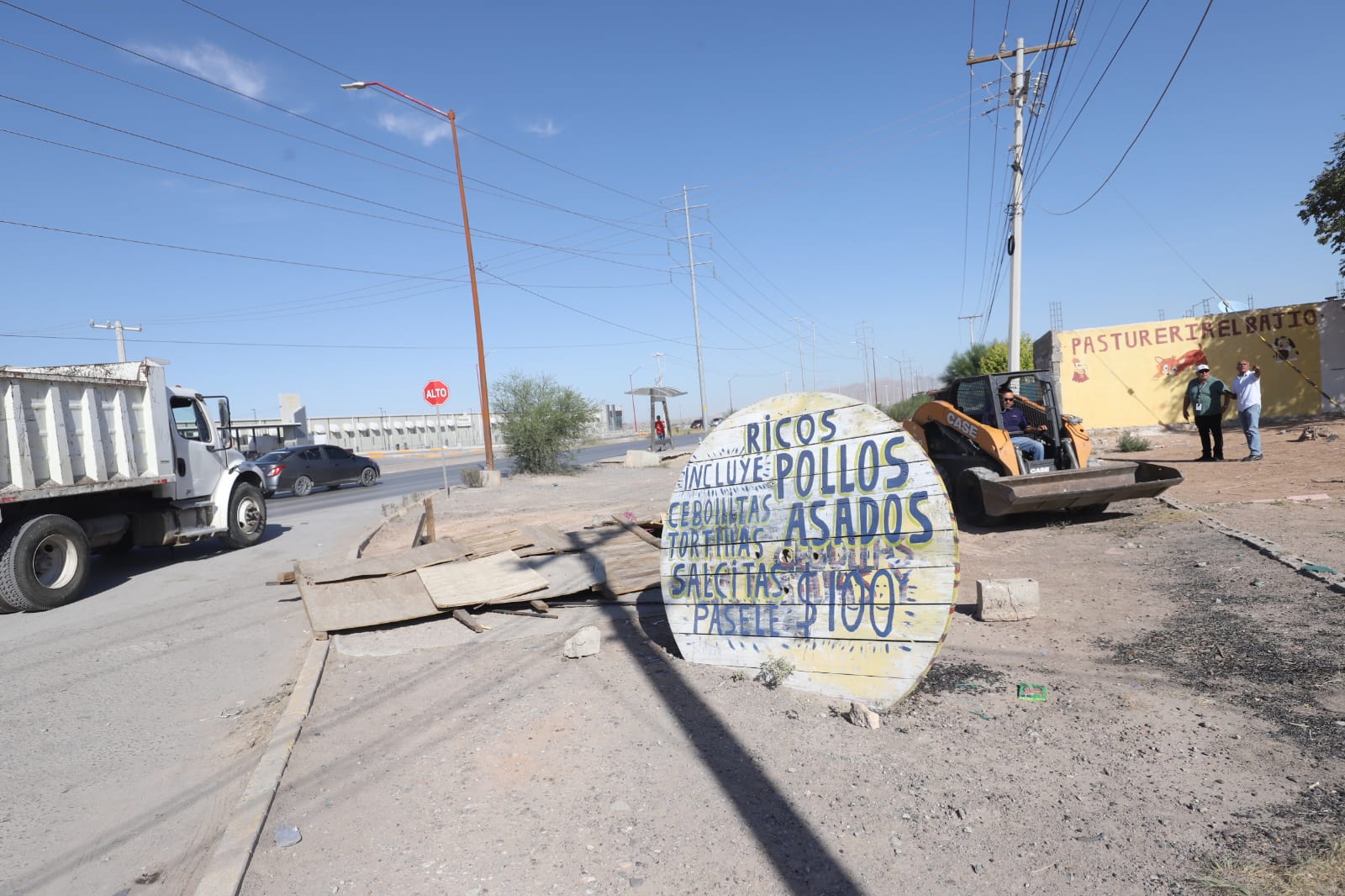 Retiran autoridades puestos y registran demolición de local usado como taller mecánico.