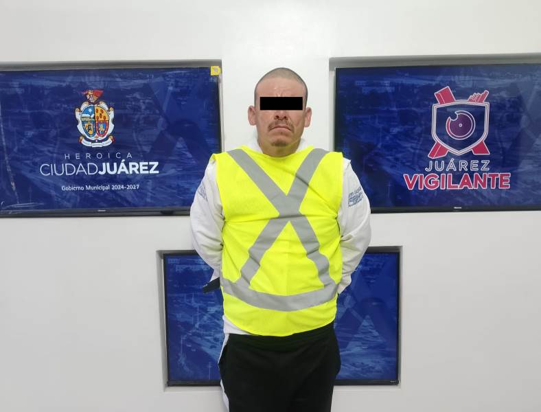 Detienen a hombre por presunto robo y daños a señalamiento vial